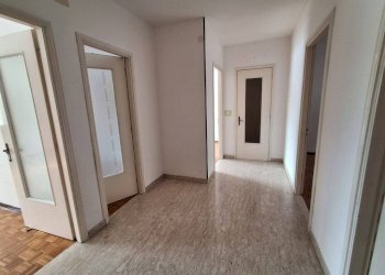 Corridoio - Three-room apartment via Valdieri, 23, Borgo San Dalmazzo - photo 6