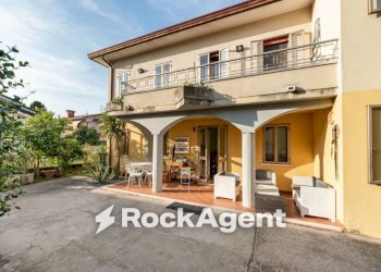 Facciata - Villa via Montegrotto, 39, Abano Terme - foto 1