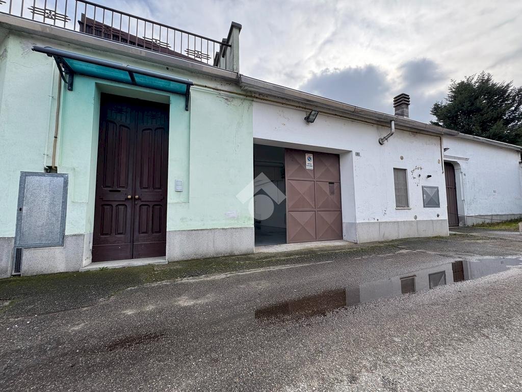 Capannone Vicolo L. Tolstoi, Galliate - foto 1