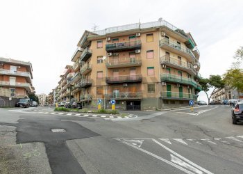 Edificio all\'aperto - Appartamento VIA DOTT. GIOVANNI CHIARENZA
 
58, Aci Catena - foto 2