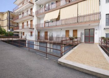 Edificio all\'aperto - Quadrilocale via loreto
 
16, Acireale - foto 2