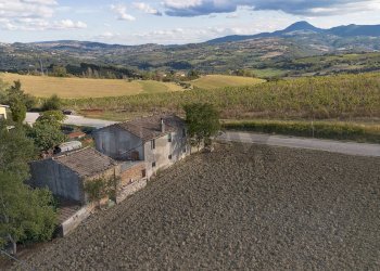 Vista delle montagne - Rustico via fondiglie
 
56, Rosora - foto 7