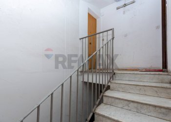 Scale - Trilocale Via Santa Maria Della Catena
 
112, Catania - foto 15