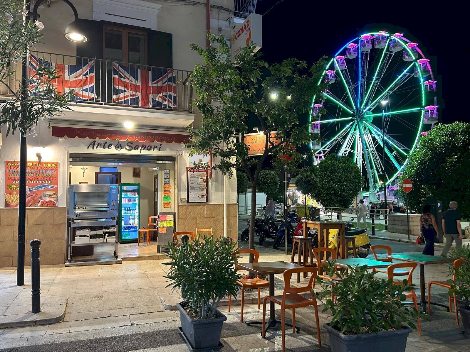 Edificio all\'aperto - Locale Commerciale Viale XXIV Maggio
 
53, Vieste - foto 1