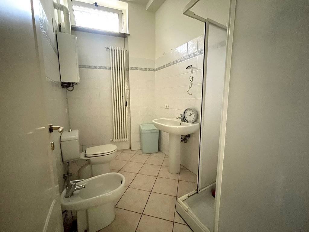 Bagno - Bilocale corso Don Luigi Orione, Tortona - foto 2