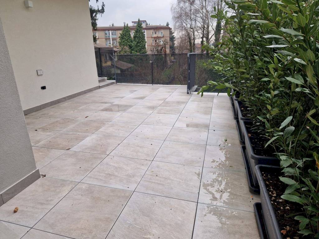 Terrazzo - Trilocale viale Luigi Borri, 134, Varese (zona Bustecche) - foto 1