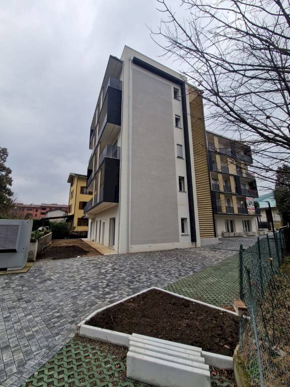 Facciata - Trilocale viale Luigi Borri, 134, Varese (zona Bustecche) - foto 2