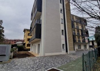 Facciata - Trilocale viale Luigi Borri, 134, Varese (zona Bustecche) - foto 2