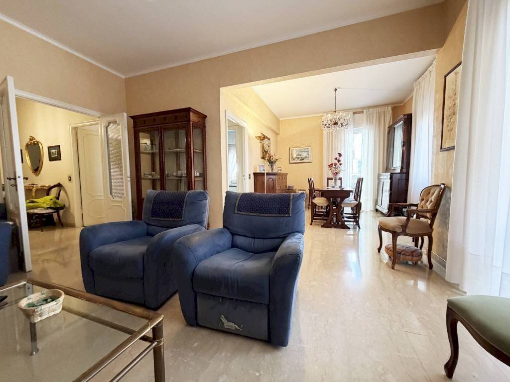 Salone - Appartamento via Cesare Cabella, 26, Genova (zona Castelletto) - foto 3