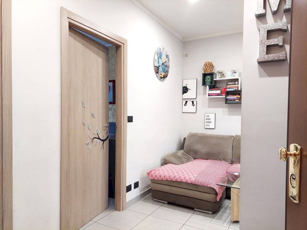 Disimpegno - Three-room apartment largo Luca della Robbia, 44, Torino (neighborhood Pozzo Strada) - photo 2