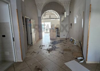 Hall / corridoio - Locale Commerciale via leverano
 
13, Carmiano - foto 9