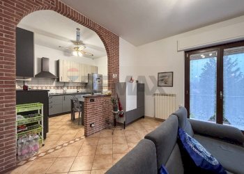 Sala da pranzo - Trilocale via Giuseppe Garibaldi
 
3, Saltrio - foto 1