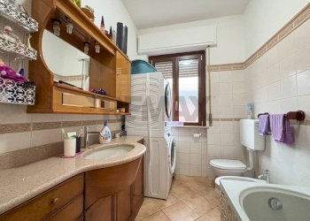 Bagno - Trilocale via Giuseppe Garibaldi
 
3, Saltrio - foto 12