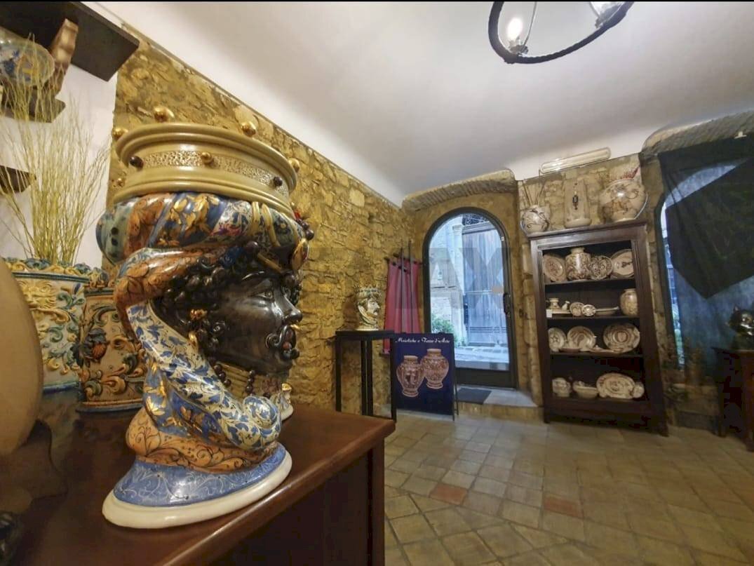 Cantina - Negozio via San Bonaventura
 
19-21-23, Caltagirone - foto 2