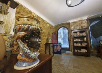 Cantina - Shop via San Bonaventura
 
19-21-23, Caltagirone - photo 2