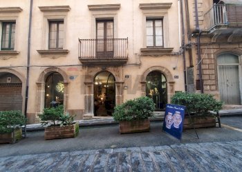 tre vetrine su strada principale - Shop via San Bonaventura
 
19-21-23, Caltagirone - photo 1