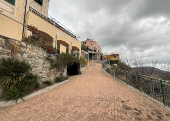 Edificio all\'aperto - Trilocale Via Barilari
 
7bis, Magliolo - foto 32