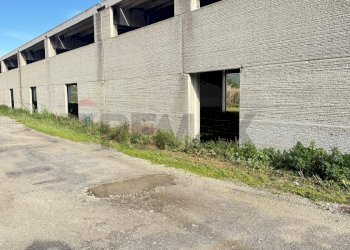 Edificio all\'aperto - Locale Commerciale Località Mandrione
 
snc, Vieste - foto 19