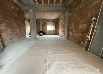 Foto 2 - Magazzino Via Marino Caracciolo, Atripalda - foto 2