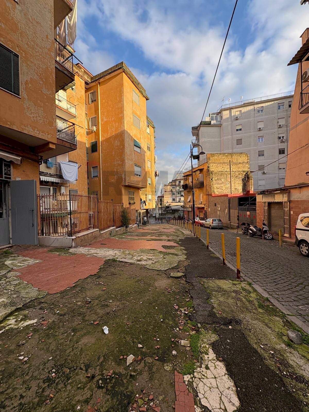 Edificio all\'aperto - Commercial Premises via Bonomo
 
60, Napoli - photo 3