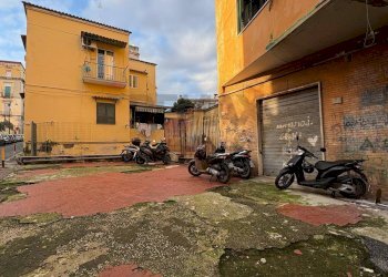 Edificio all\'aperto - Commercial Premises via Bonomo
 
60, Napoli - photo 2