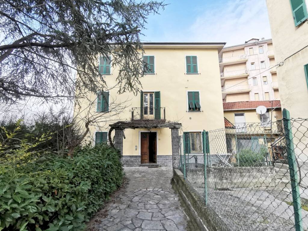 Facciata - Stabile - Palazzo corso 25 Aprile, 21, Cairo Montenotte - foto 1