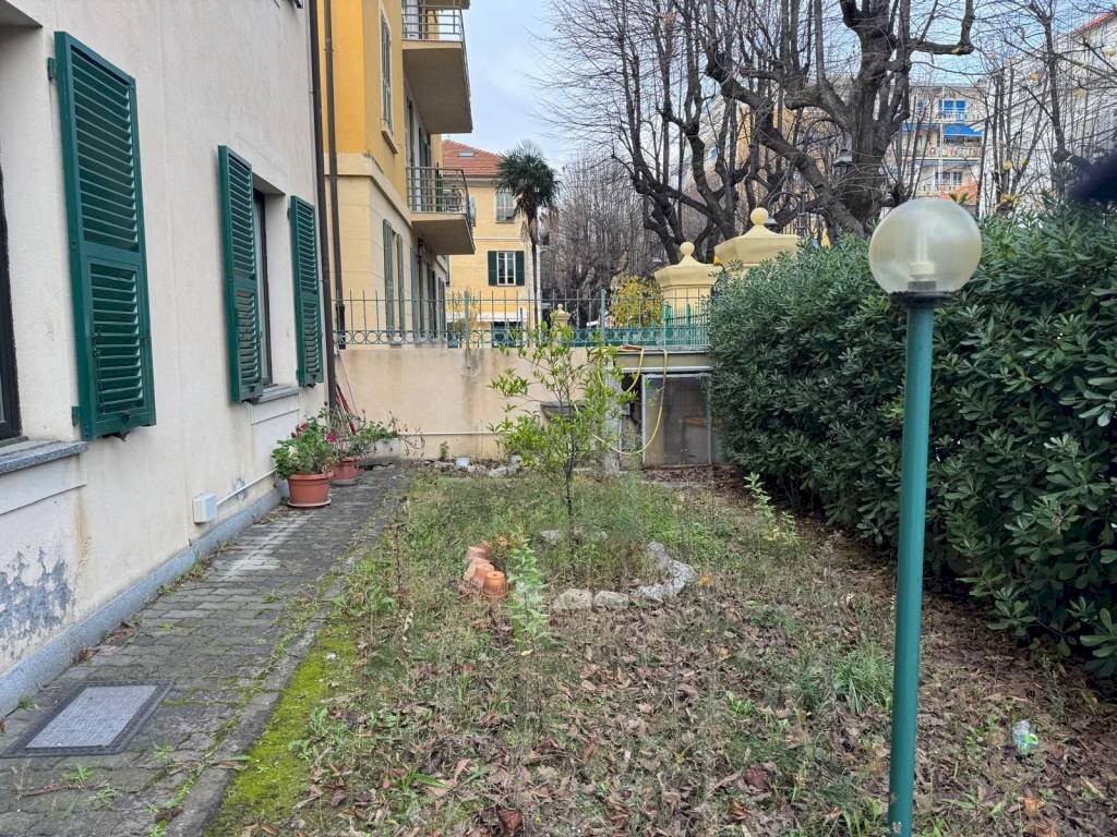 Giardino - Stabile - Palazzo viale Martiri della Libertà, 58, Albenga - foto 2