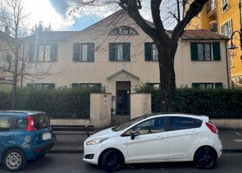 Facciata - Stabile - Palazzo viale Martiri della Libertà, 58, Albenga - foto 1