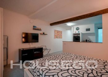 Camera da letto - Monolocale vico dei Fregoso, 11, Genova (zona Centro Storico) - foto 2