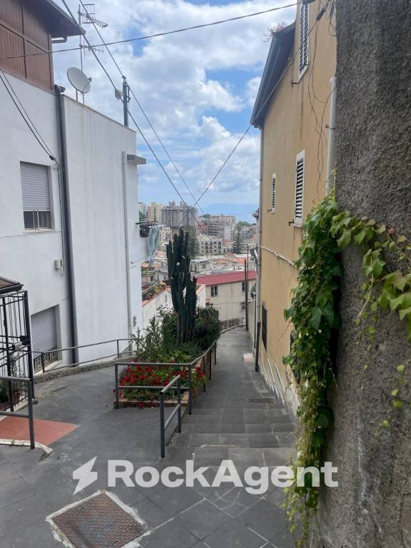 Cortile interno - Casa indipendente contrada Acqua del Conte, Messina - foto 3