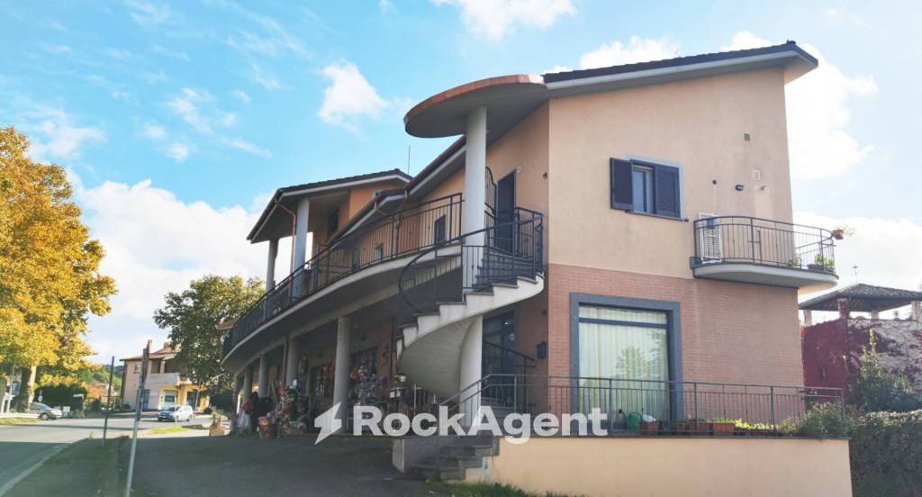 Trilocale viale Eugenio IV, 136, Vetralla - foto 2