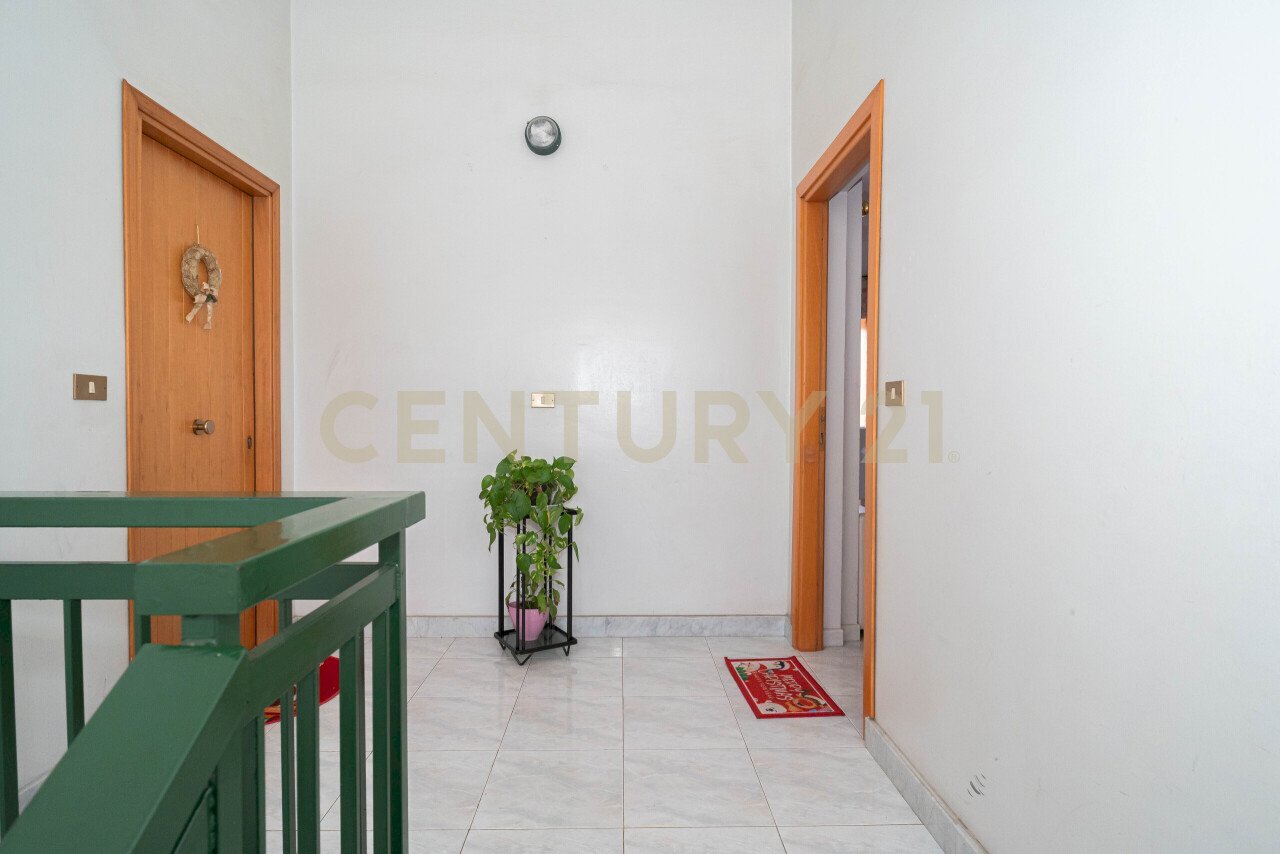 3 pianerottolo.jpg - Appartamento Via delle Ginestre snc, Pedara - foto 3