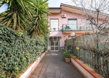 1 ingresso palazzo.jpg - Appartamento Via delle Ginestre snc, Pedara - foto 1