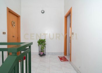 3 pianerottolo.jpg - Appartamento Via delle Ginestre snc, Pedara - foto 3