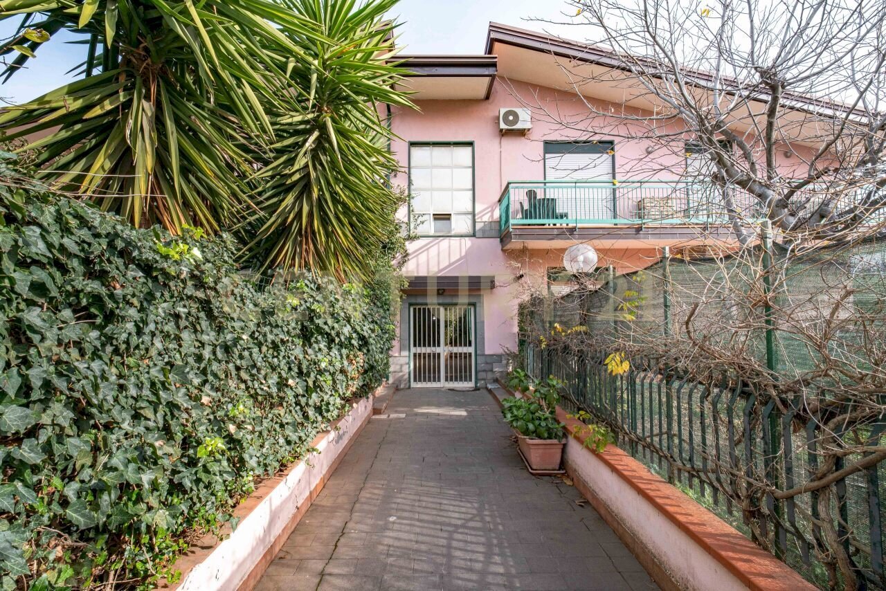 1 ingresso palazzo.jpg - Quadrilocale Via delle Ginestre snc, Pedara - foto 1