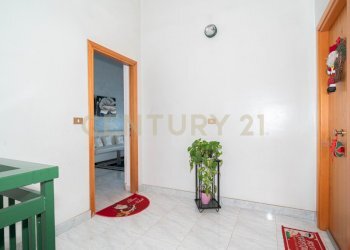 3 pianerottolo .jpg - Quadrilocale Via delle Ginestre snc, Pedara - foto 3