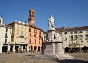 piazza-cavour-vercelli.jpg - Locale Commerciale Corso Italia, Vercelli - foto 1