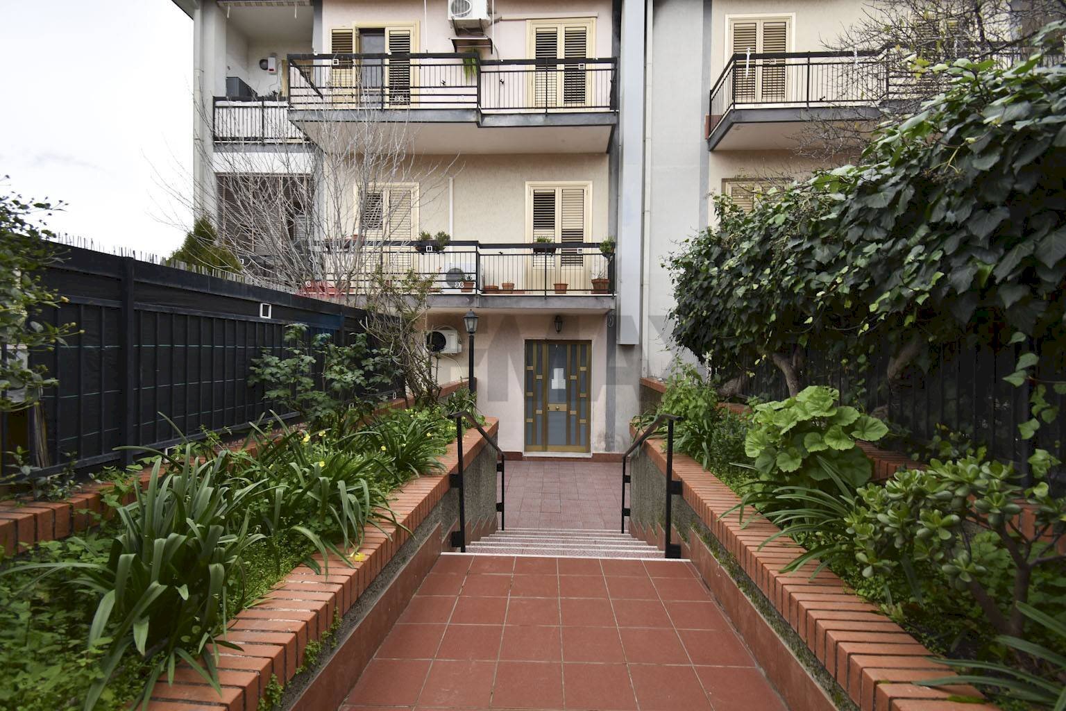 Edificio all\'aperto - Three-room apartment VIA SOTTOTENENTE CANTONE
 
10, Mascalucia - photo 3