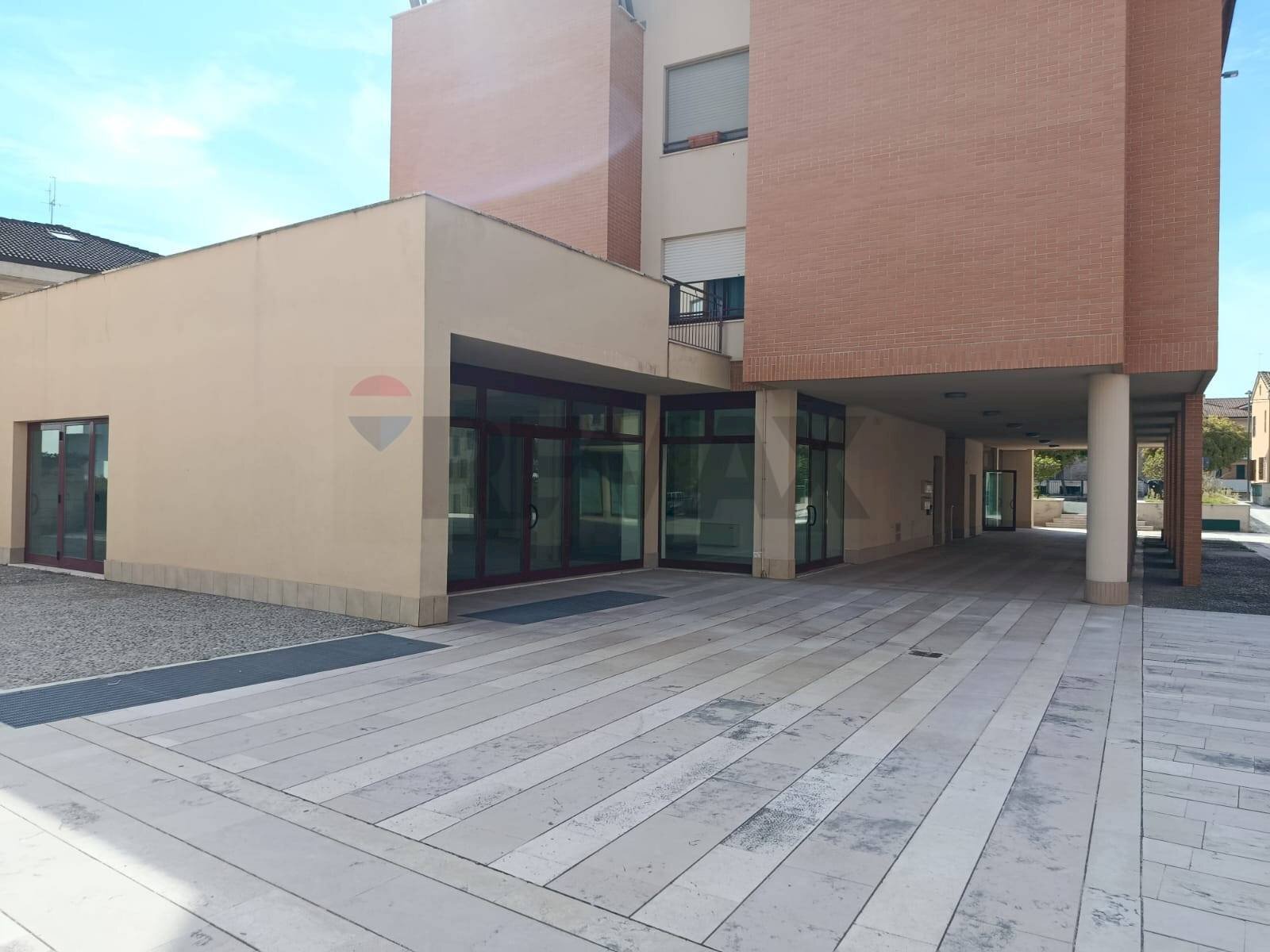 Edificio all\'aperto - Commercial Premises largo 2 Giugno, Castelbellino - photo 1