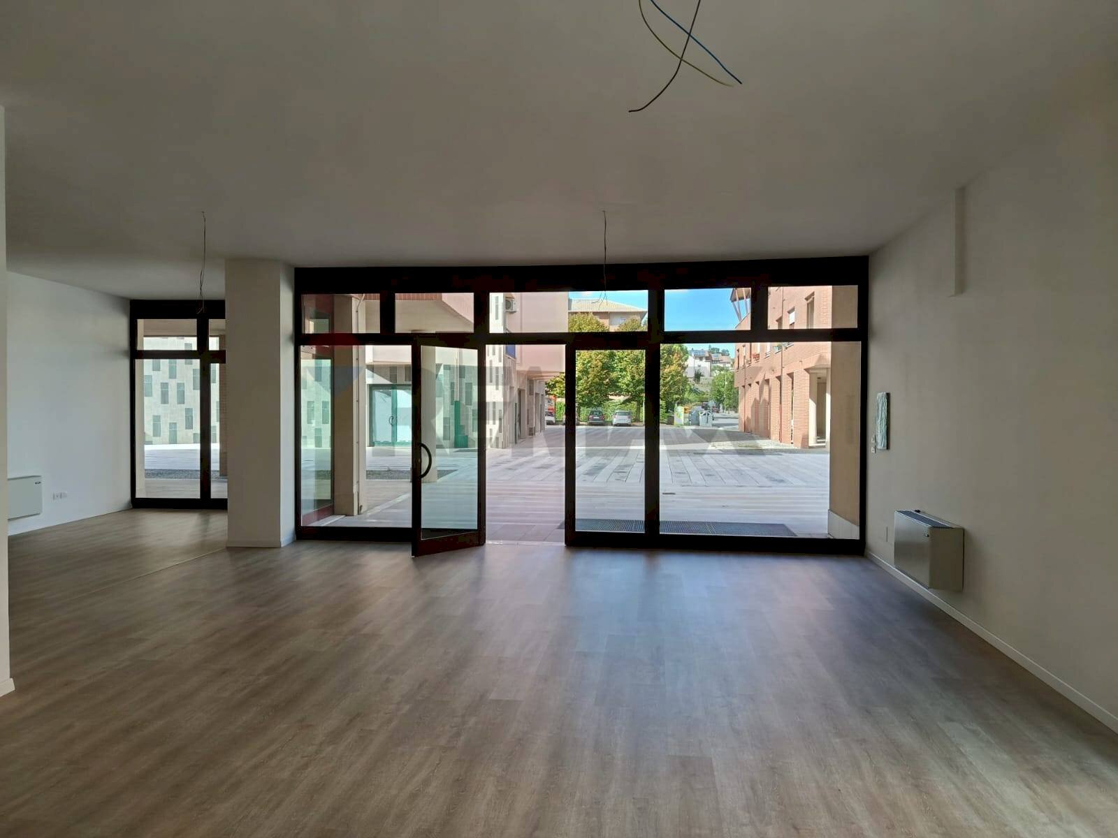 Stanza vuota - Commercial Premises largo 2 Giugno, Castelbellino - photo 3