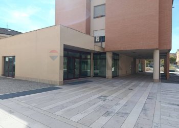 Edificio all\'aperto - Commercial Premises largo 2 Giugno, Castelbellino - photo 1