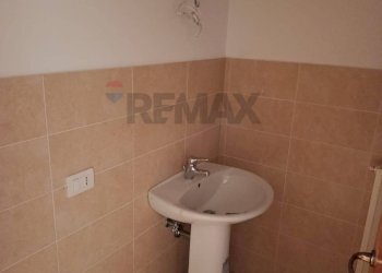 Bagno - Commercial Premises largo 2 Giugno, Castelbellino - photo 9