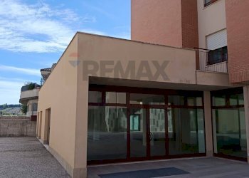 Edificio all\'aperto - Commercial Premises largo 2 Giugno, Castelbellino - photo 10