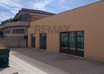 Edificio all\'aperto - Commercial Premises largo 2 Giugno, Castelbellino - photo 11