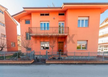 Edificio all\'aperto - Casa indipendente Via Montessori
 
11, Rosora - foto 2