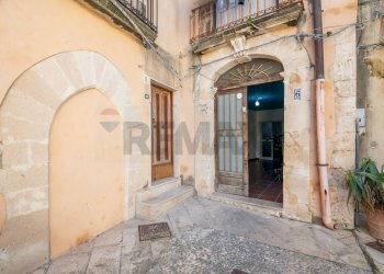 Edificio all\'aperto - Casa semi indipendente Ronco del Pozzo
 
6, Siracusa - foto 1