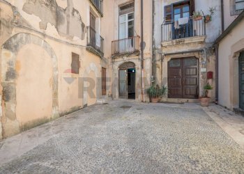 Edificio all\'aperto - Casa semi indipendente Ronco del Pozzo
 
6, Siracusa - foto 2