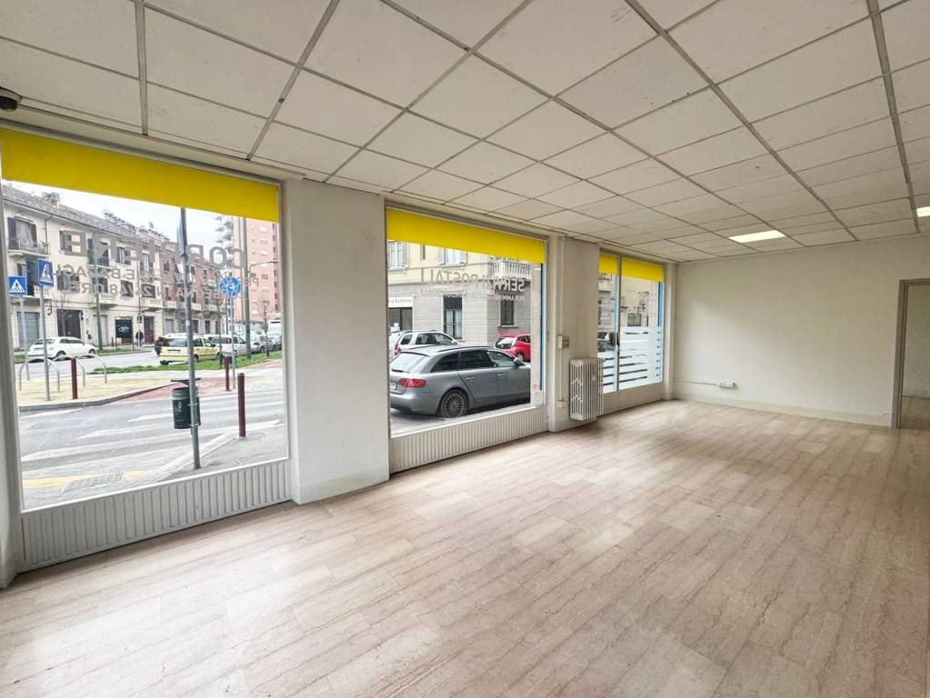 Interno non residenziale - Negozio via Capua, 1, Torino (zona Borgo Vittoria) - foto 1