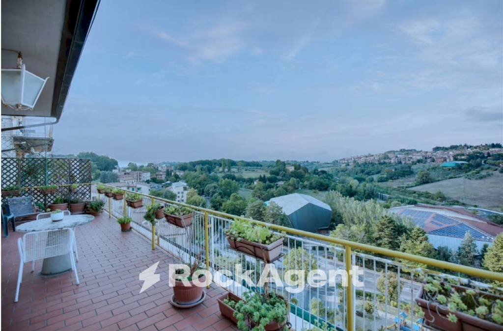 Terrazzo - Quadrilocale viale Camillo Benso di Cavour, 238, Siena - foto 1