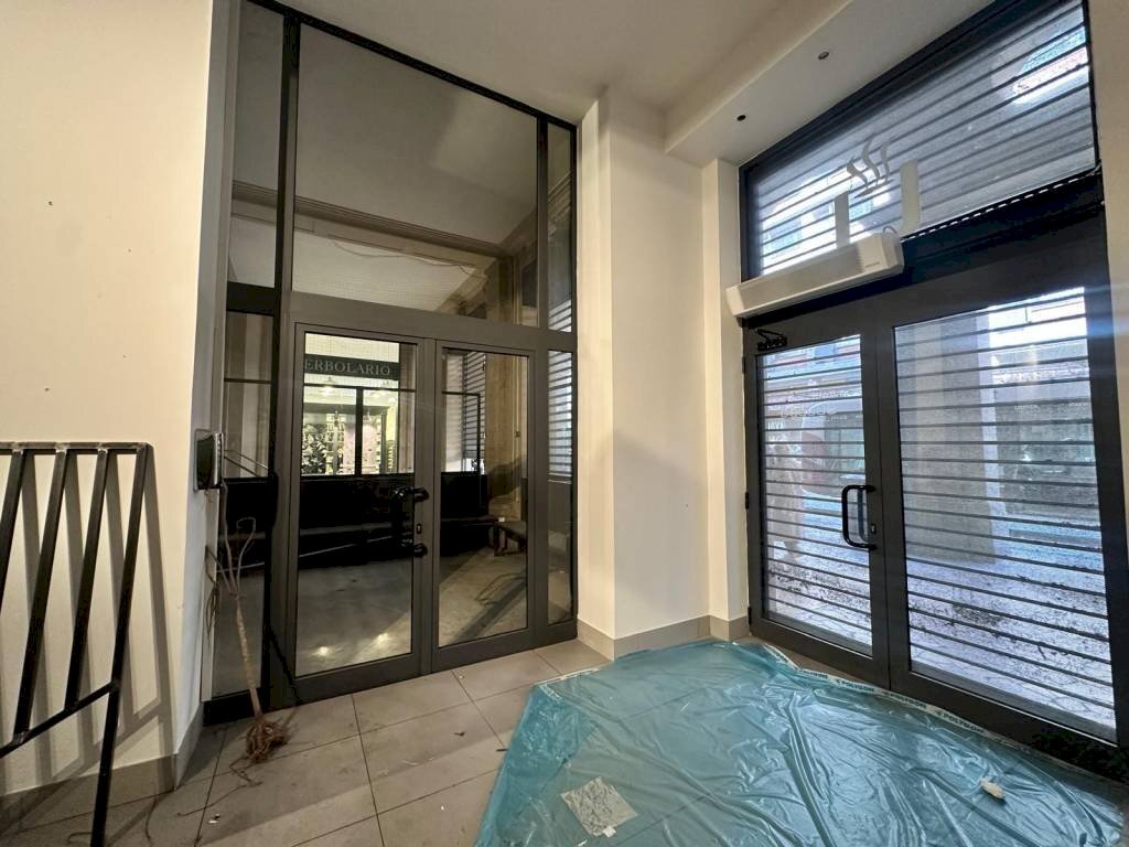 Interno non residenziale - Negozio via Ugo Bassi, Bologna (zona Centro Storico) - foto 1